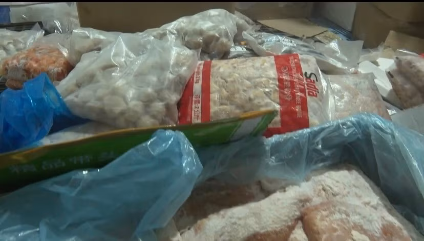 Số lượng thực phẩm không rõ nguồn gốc bị công an phát hiện. Ảnh: CA