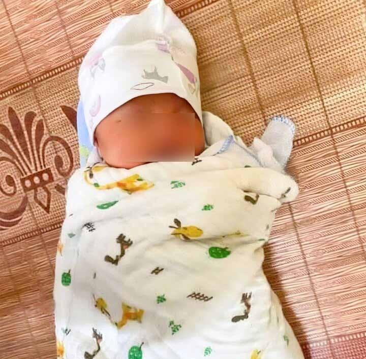 Cháu bé bị bỏ rơi/Ảnh VOV