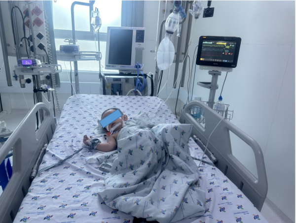 Sau gần 2 tuần điều trị, tình trạng trẻ cải thiện dần, cai được máy thở, tỉnh táo/Ảnh BV