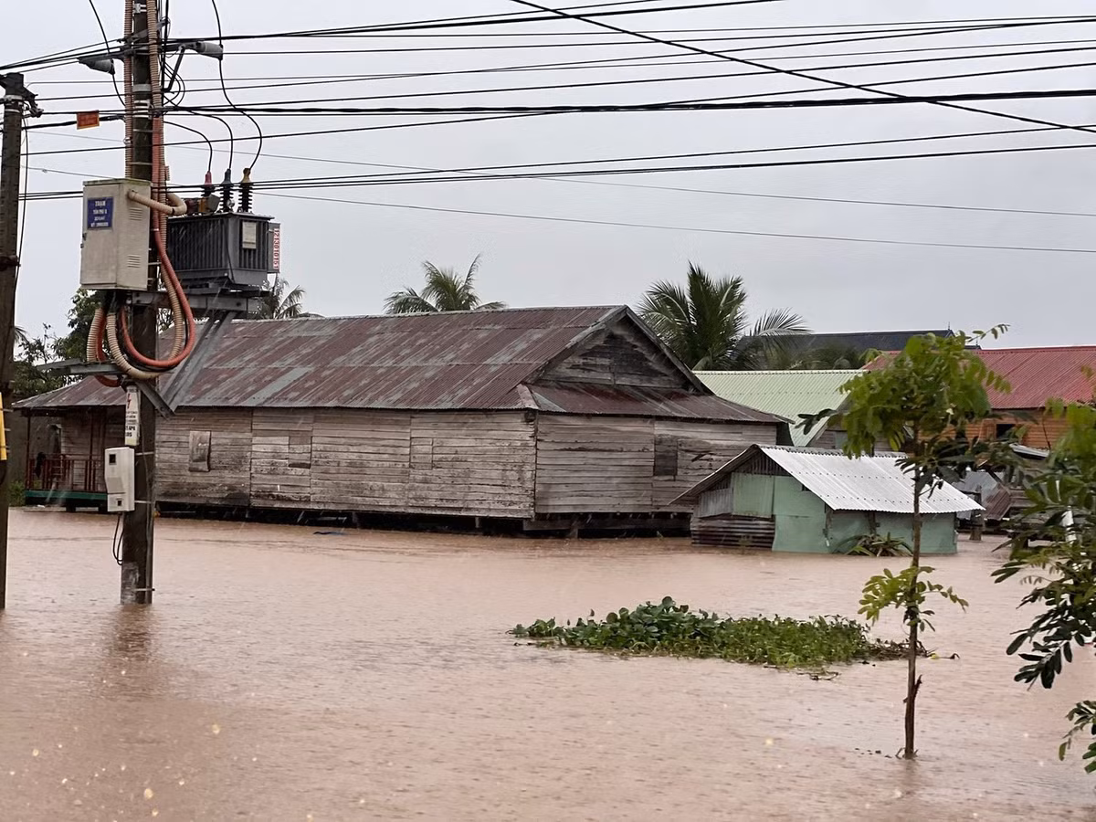 Tình hình ngập lụt xảy ra rất nghiêm trọng ở Phú Yên cũ, Bình Định cũ và Khánh Hoà. Ảnh tienphong.vn
