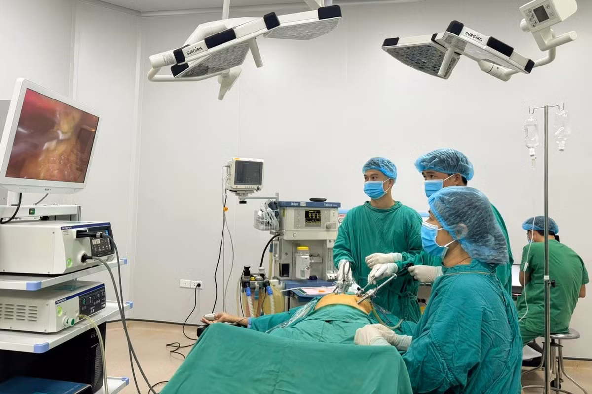 Các bác sĩ tiến hành phẫu thuật lấy dị vật cây tăm nhọn ra khỏi đại tràng nạn nhân T. Ảnh tienphong.vn