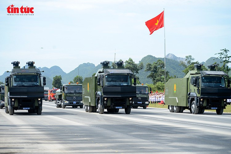 Dàn xe chống bạo loạn của Bộ Công an đồng loạt xuất hiện, thể hiện khả năng cơ động, ứng phó tình huống phức tạp.