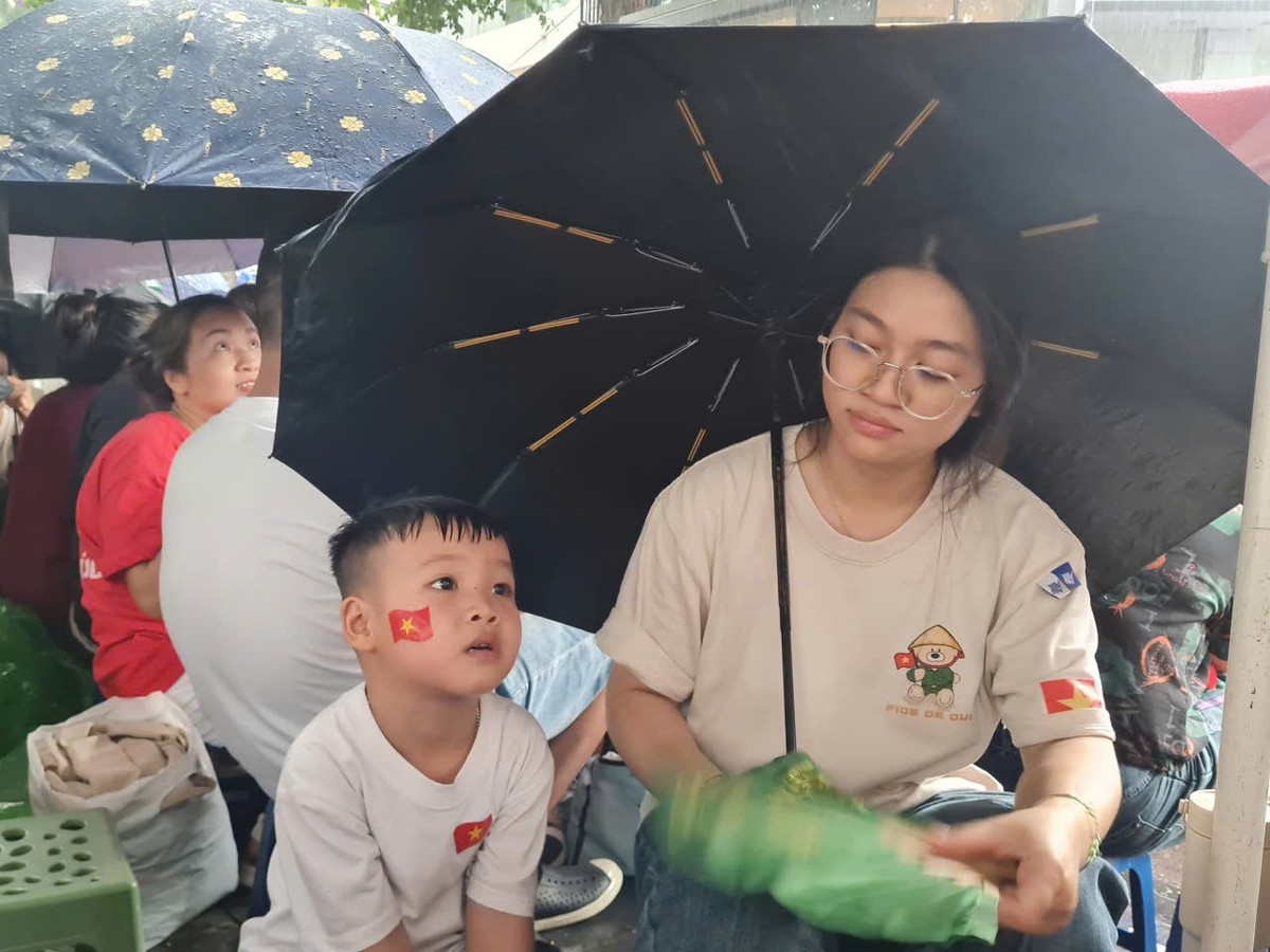 Cơ quan chức năng khuyến nghị người dân đi xem diễu binh mang theo giấy tờ tùy thân, nước uống, mũ nón, không mang vật cồng kềnh, tuyệt đối theo chỉ dẫn của lực lượng chức năng để bảo đảm an toàn.