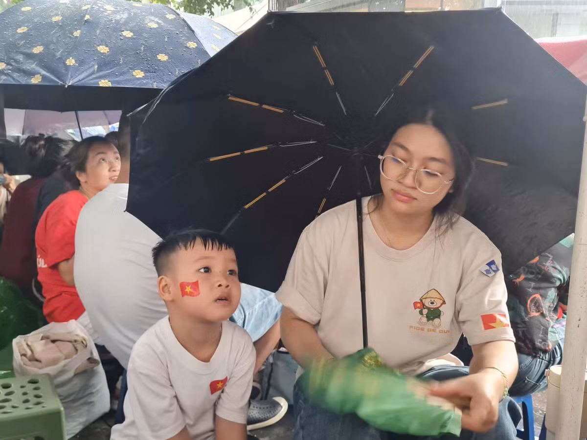 Cơ quan chức năng khuyến nghị người dân đi xem diễu binh mang theo giấy tờ tùy thân, nước uống, mũ nón, không mang vật cồng kềnh, tuyệt đối theo chỉ dẫn của lực lượng chức năng để bảo đảm an toàn.