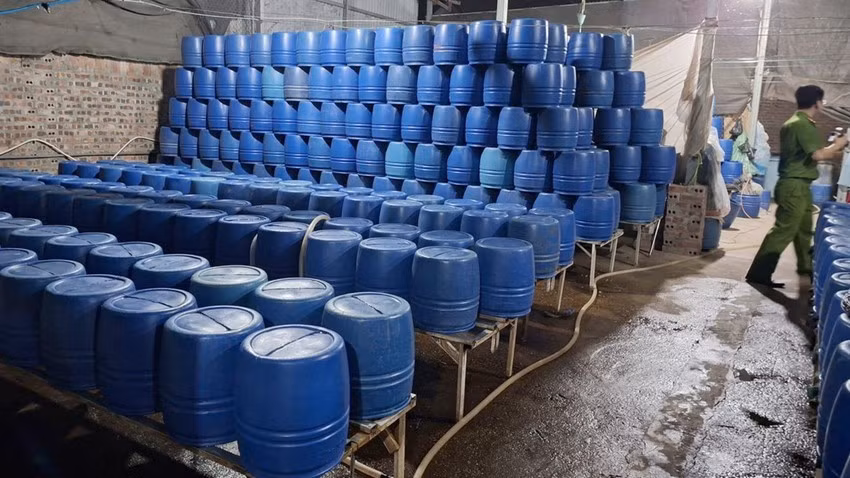 Công an phát hiện cơ sở của Chu Thị Hòa và phát hiện 4 tấn giá đỗ chứa chất cấm. Ảnh CA/Nguồn plo.vn