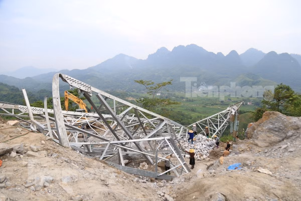 Ghi nhận của phóng viên tại hiện trường, cột trụ đổ rạp về một phía, hầu hết chi tiết gần chân cột bị uốn cong.