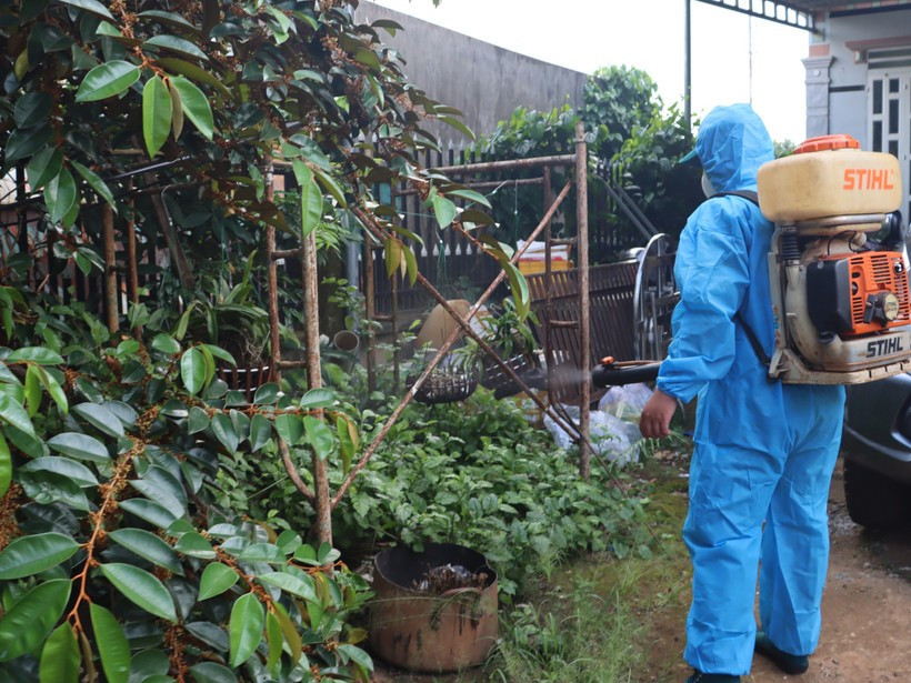 Phun hóa chất diệt muỗi. (Ảnh: TTXVN/Vietnam+)