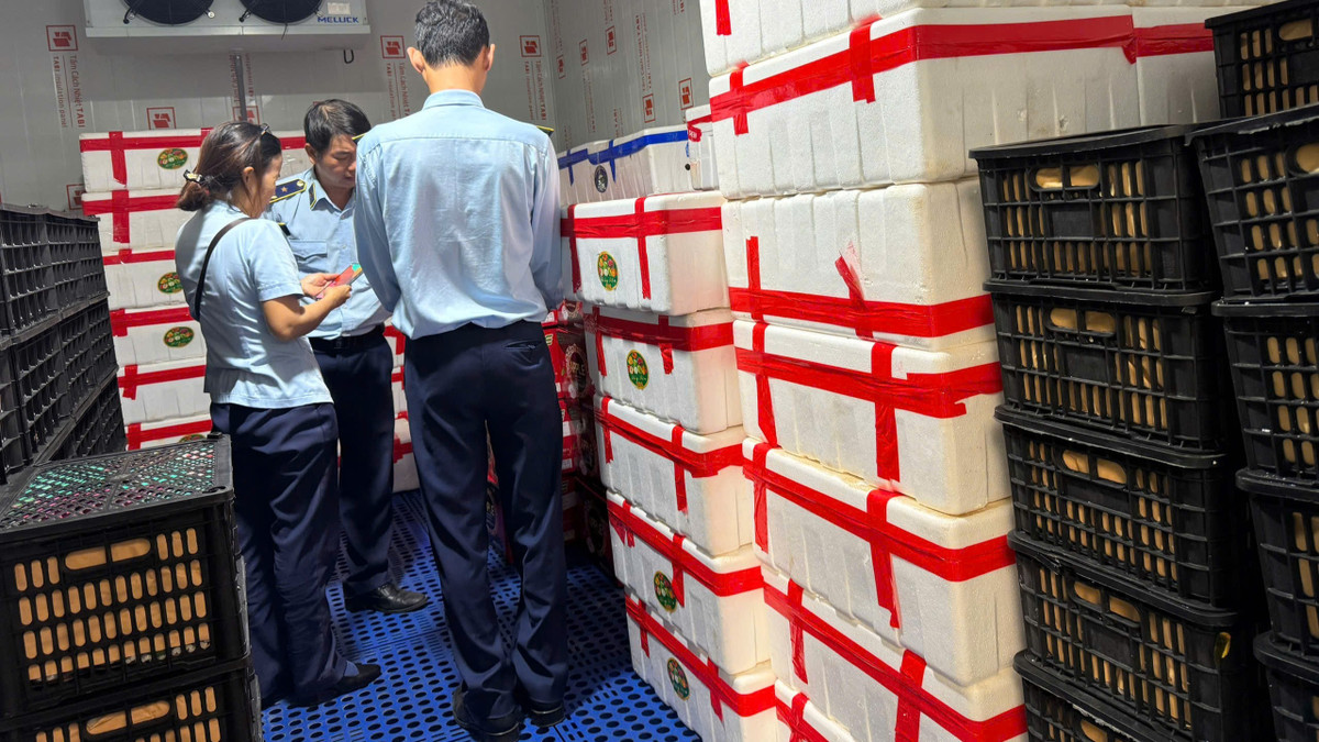 Đội Quản lý thị trường số 4 kiểm tra tại hộ kinh doanh. Ảnh DMS