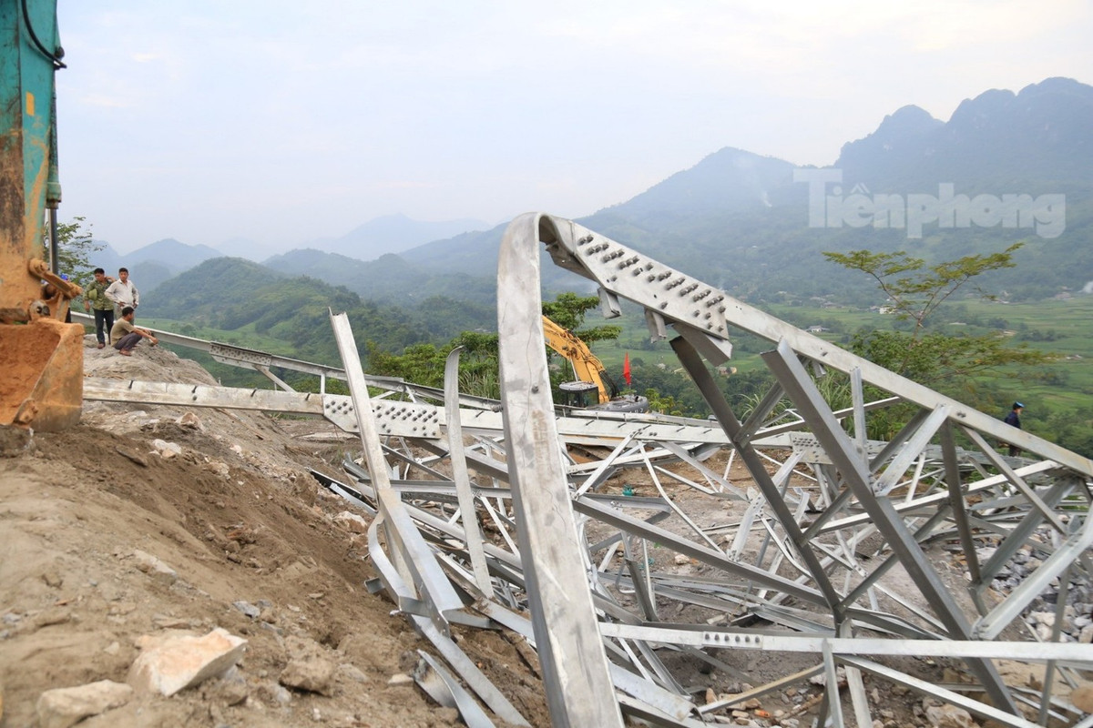 Thậm chí, thanh trụ chính của cột điện bị gãy gập ở đoạn giữa, tạo thành góc vuông khoảng 90 độ. Các mối nối và thanh sắt xung quanh cũng bị biến dạng.