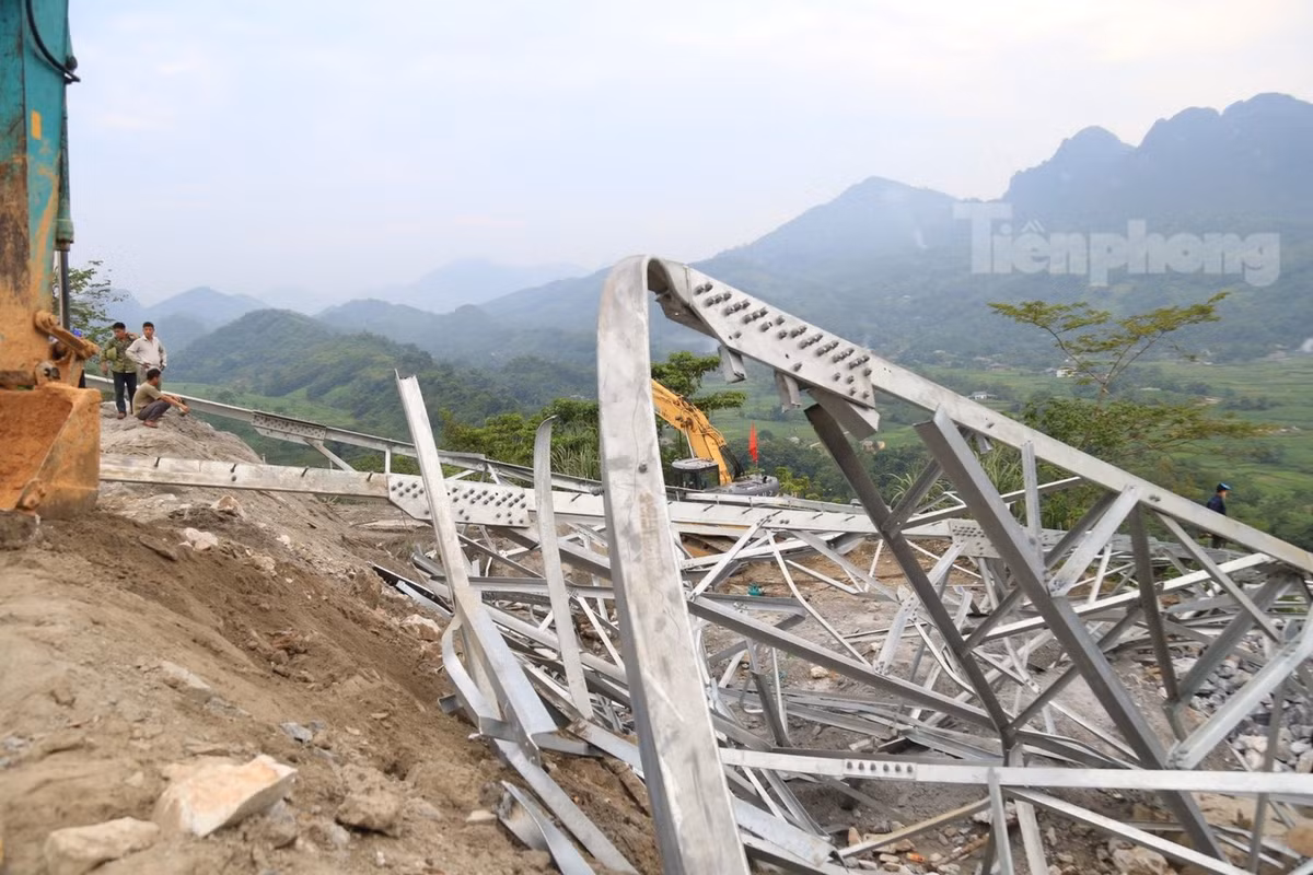 Thậm chí, thanh trụ chính của cột điện bị gãy gập ở đoạn giữa, tạo thành góc vuông khoảng 90 độ. Các mối nối và thanh sắt xung quanh cũng bị biến dạng.