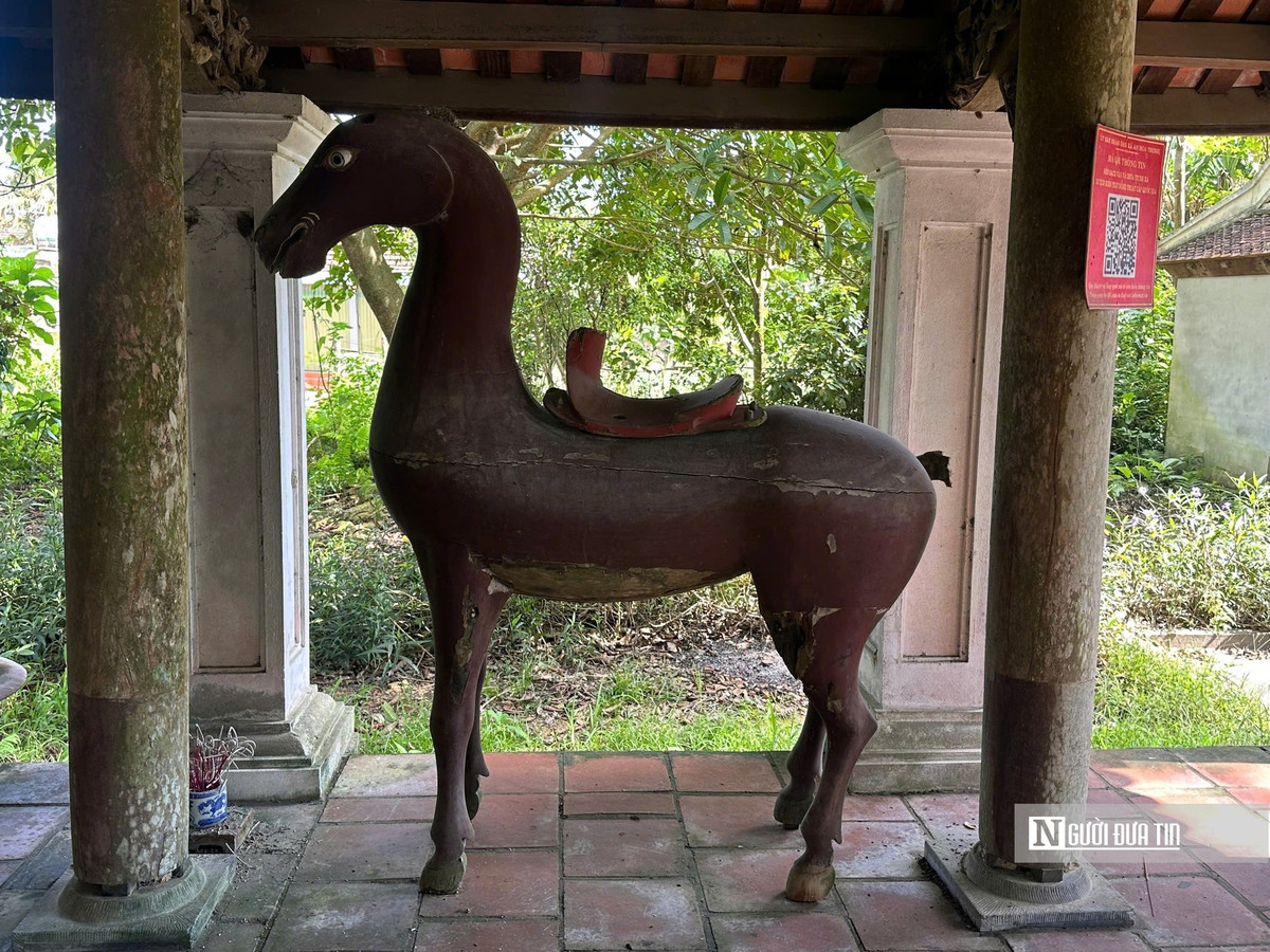 Đặc biệt, một trong hai con ngựa gỗ cổ đã hư hỏng hoàn toàn, con còn lại cũng không còn nguyên vẹn và đang có dấu hiệu bị xuống cấp nặng.