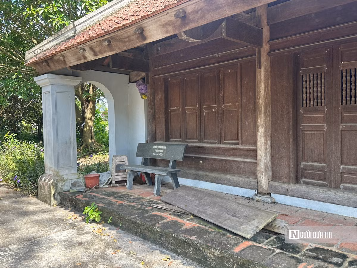 Mối mọt tàn phá các cấu trúc gỗ, trong đó có những hiện vật quý như kiệu rồng và các đồ thờ sơn son thếp vàng đã phai màu, xuống cấp.