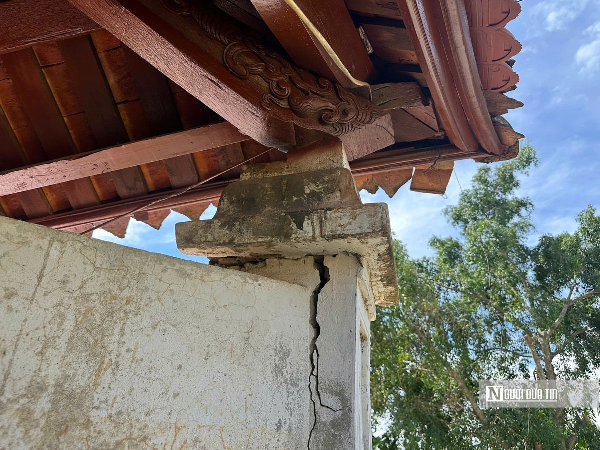 Cổng tam quan tám mái xiêu vẹo, trụ cổng nứt toác, vô cùng nguy hiểm.