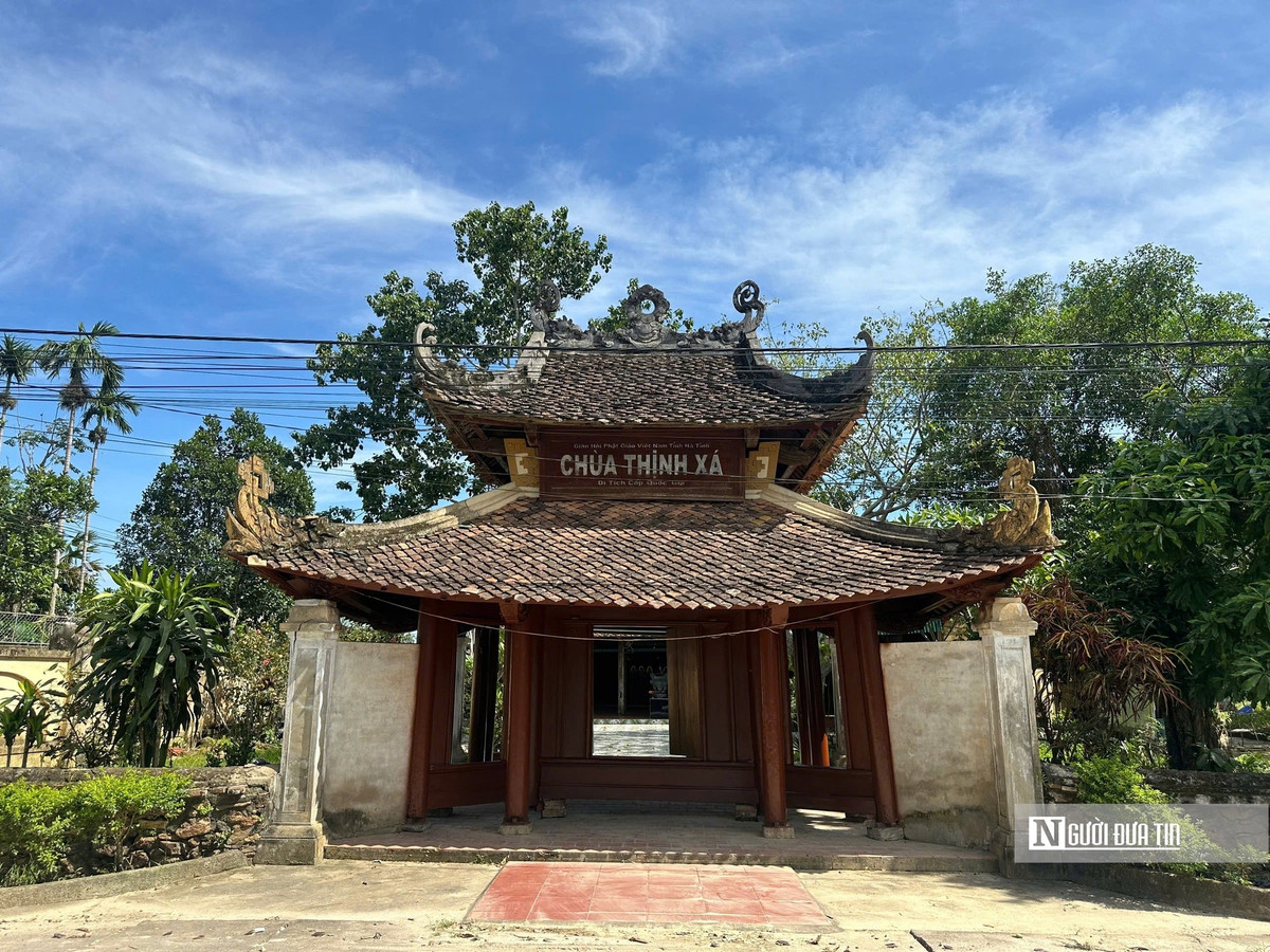 Ghi nhận của phóng viên, ở chùa Thịnh Xá, phần mái ngói nứt vỡ, dột nước, nhiều hoa văn chạm trổ rồng phượng đã mờ nhạt.