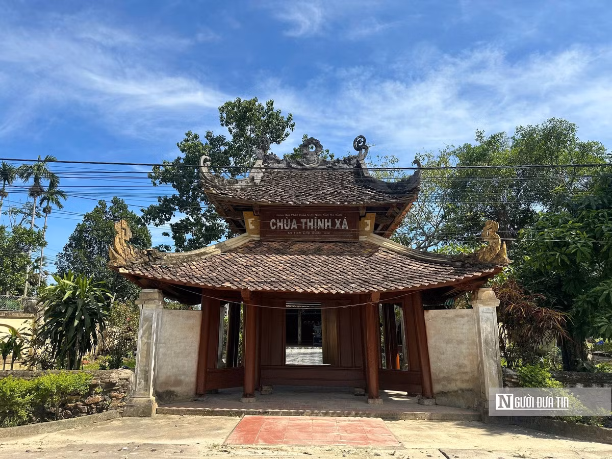 Ghi nhận của phóng viên, ở chùa Thịnh Xá, phần mái ngói nứt vỡ, dột nước, nhiều hoa văn chạm trổ rồng phượng đã mờ nhạt.