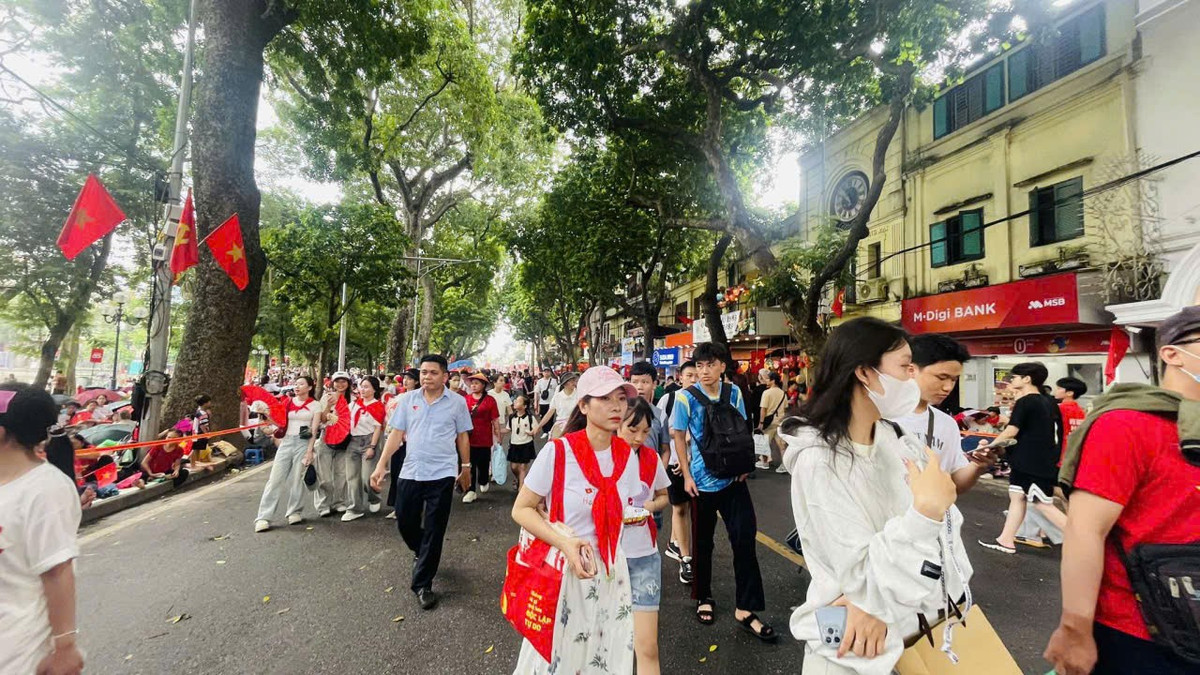 Khu vực Hàng Khay, Tràng Tiền các chỗ ngồi cũng gần như kín hết.