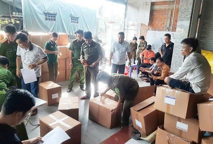Lực lượng chức năng kiểm tra phát hiện 8 tấn sữa, thực phẩm chức năng không có rõ nguồn gốc, hóa đơn. (Ảnh: CA cung cấp). Lực lượng chức năng kiểm tra phát hiện 8 tấn sữa, thực phẩm chức năng không có rõ nguồn gốc, hóa đơn. (Ảnh: CA cung cấp).