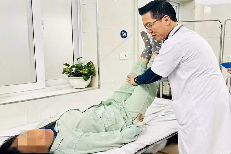 Điều trị bệnh xương khớp cho người cao tuổi tại Bệnh viện Đa khoa Hà Đông.