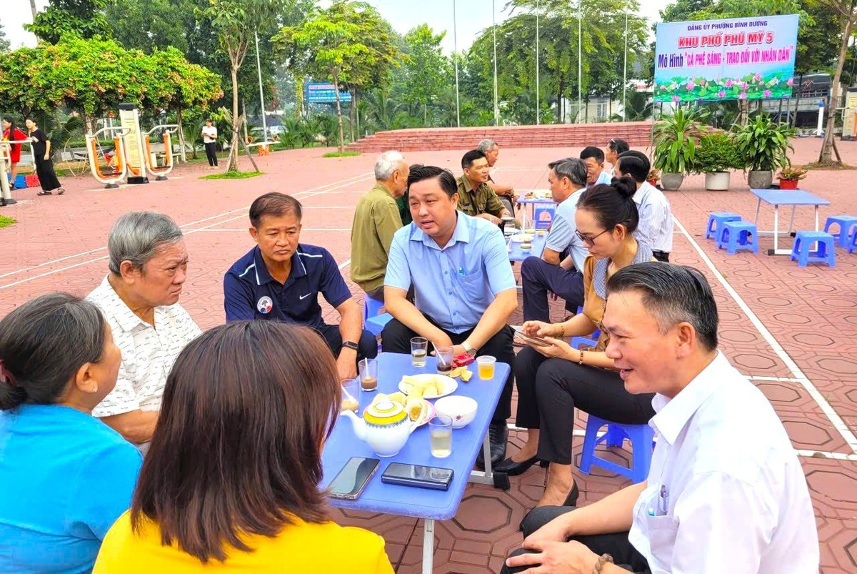 Người dân phường Bình Dương cà phê sáng, chia sẻ những thuận lợi, khó khăn sau khi trở thành công dân TPHCM mới