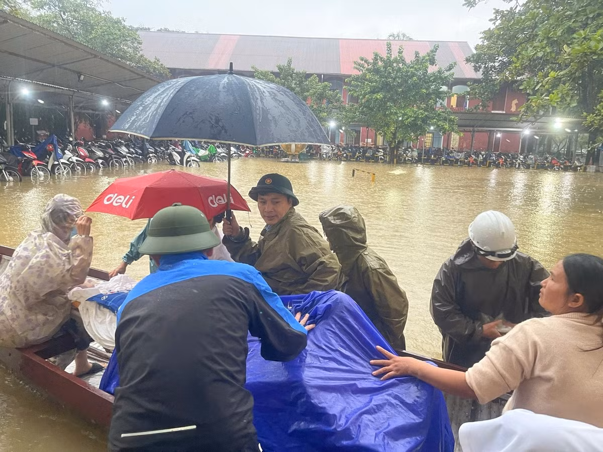 Di chuyển bệnh nhân tại khu vực ngập lụt ở Bệnh viện Trung ương Huế đến nơi an toàn. Ảnh: L.H.