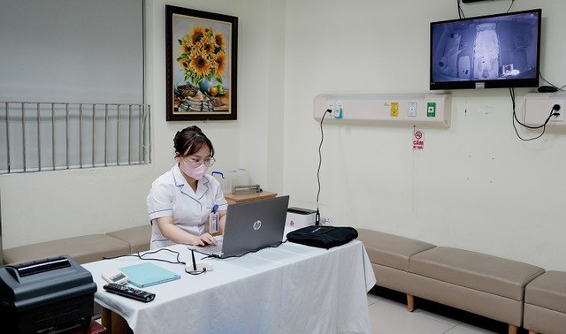 Điều dưỡng theo dõi bệnh nhân trong quá trình đo đa ký giấc ngủ/ Ảnh PNVN