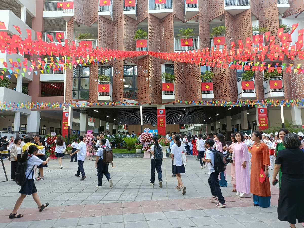 Lễ khai giảng năm học mới 2025-2026 tại trường THCS Giảng Võ, Hà Nội đã diễn ra vào 7h15 sáng ngày 5/ 9 /2025. Từ rất sớm, các em học sinh Trường THCS Giảng Võ, Hà Nội đã háo hức đến trường để kịp giờ dự Lễ khai giảng năm học mới 2025-2026