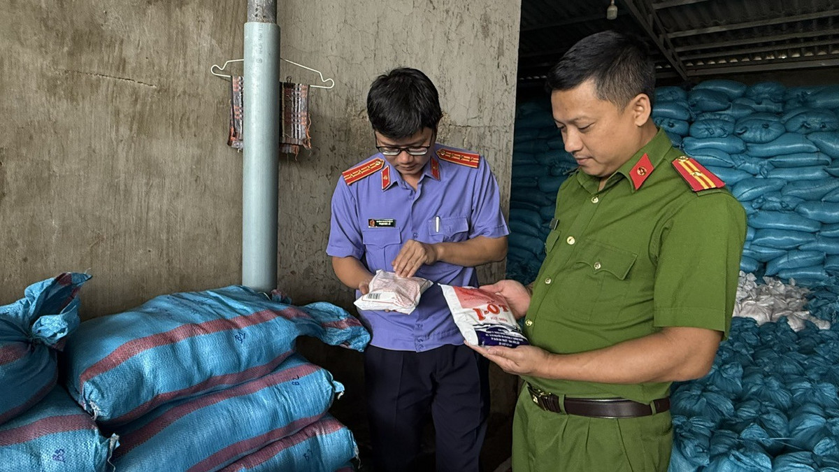 Cơ quan điều tra khám xét, thu giữ hàng chục tấn muối I- ốt giả. Ảnh bocongan.gov.vn