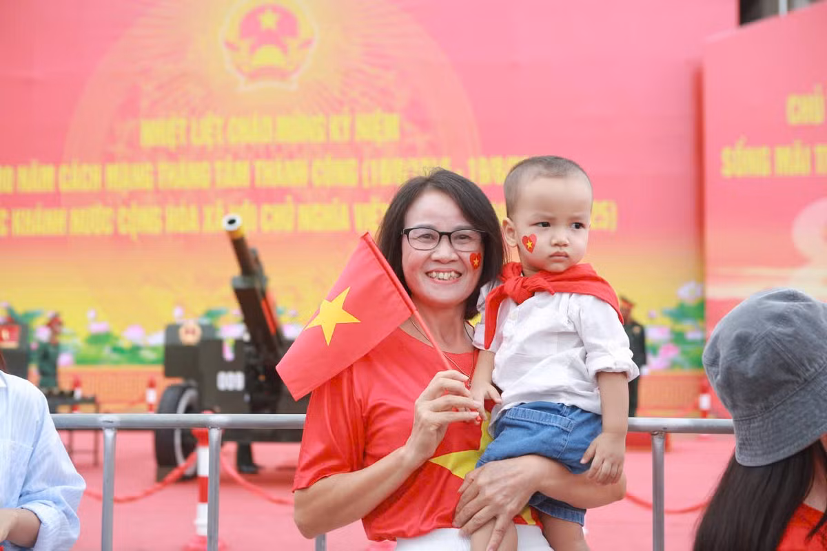 Ai cũng phấn khởi ghi lại những hình ảnh đẹp.