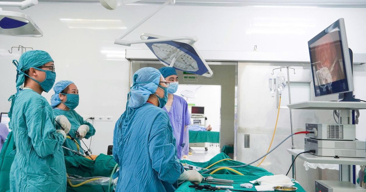 Thầy thuốc cắt bỏ khối u quái cho nữ bệnh nhân. Ảnh: BVCC 1.png