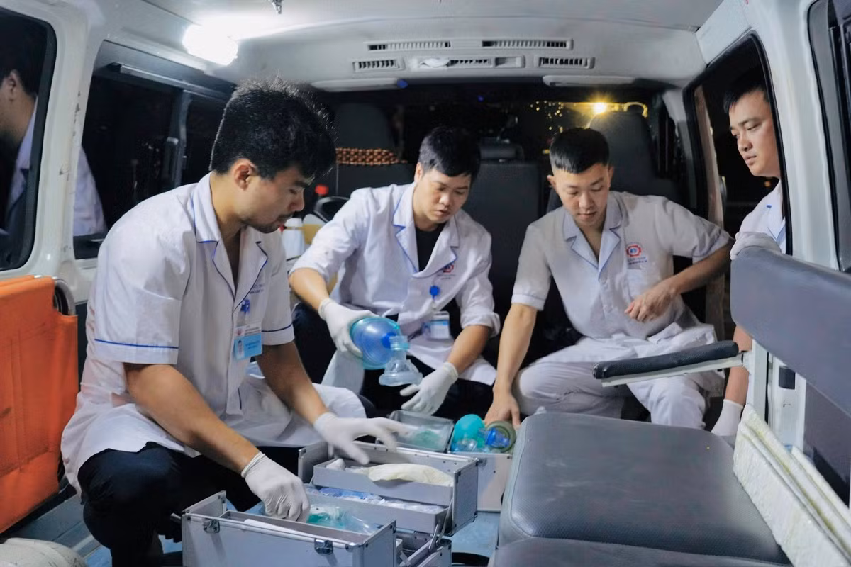 Trang thiết bị, dụng cụ y tế được lực lượng y tế chuẩn bị sẵn, đầy đủ trên các xe cứu thương/Ảnh: Ngô Phong.