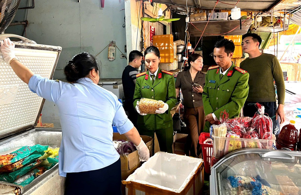 Lực lượng Cảnh sát kinh tế kiểm tra số mặt hàng thực phẩm không rõ nguồn gốc. Ảnh conganthanhhoa.gov.vn