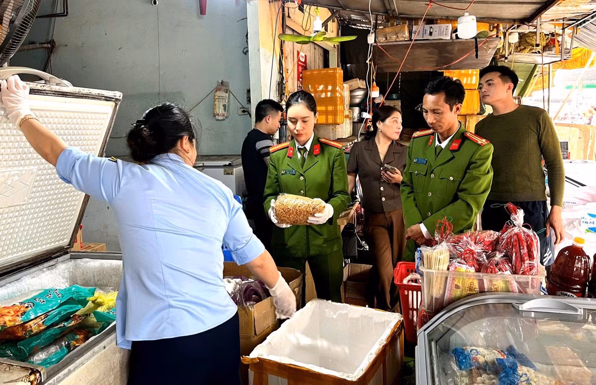 Lực lượng Cảnh sát kinh tế kiểm tra số mặt hàng thực phẩm không rõ nguồn gốc. Ảnh conganthanhhoa.gov.vn
