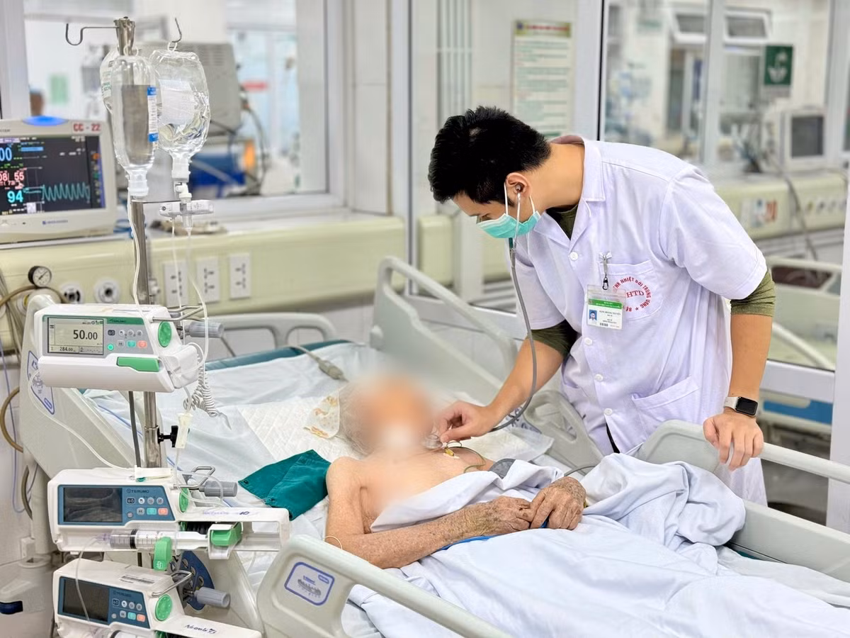 Cẩn trọng tình trạng người cao tuổi bị viêm phổi mùa lạnh. Ảnh BV