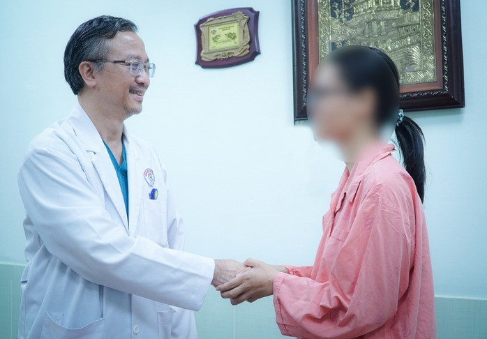 Sau ca phẫu thuật khó, bệnh nhân hồi phục khỏe mạnh và bày tỏ lời cảm ơn với bác sĩ/ Ảnh BV