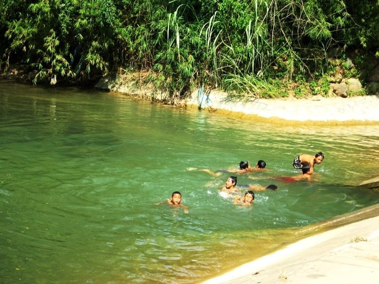 Ao, hồ là địa điểm vui chơi yêu thích của nhiều trẻ em. Ảnh minh họa/Nguồn moitruong.net.vn