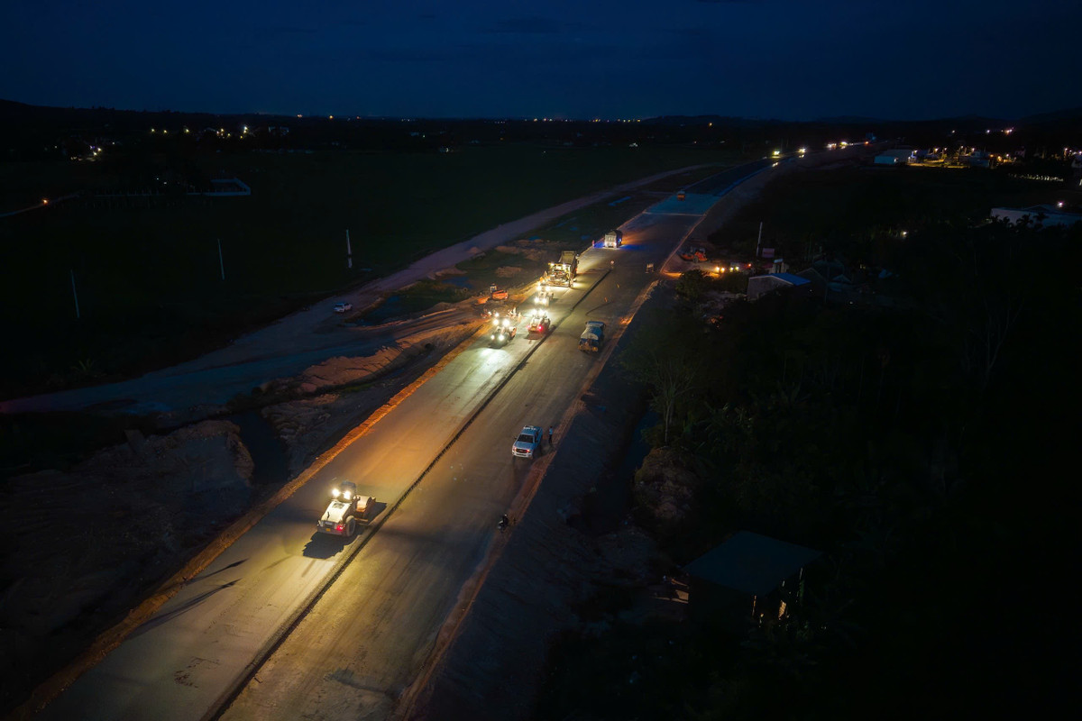 Công trường cao tốc Quảng Ngãi - Hoài Nhơn sáng đèn về đêm trong dịp lễ 2/9. Ảnh: Đèo Cả.