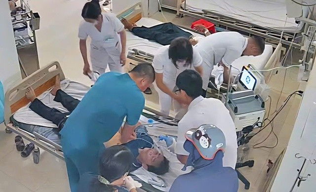 Tim bệnh nhân L.H.T., đã đập trở lại, mạch bắt được sau 45 phút cấp cứu liên tục. Ảnh cắt từ clip/Nguồn SKĐS.