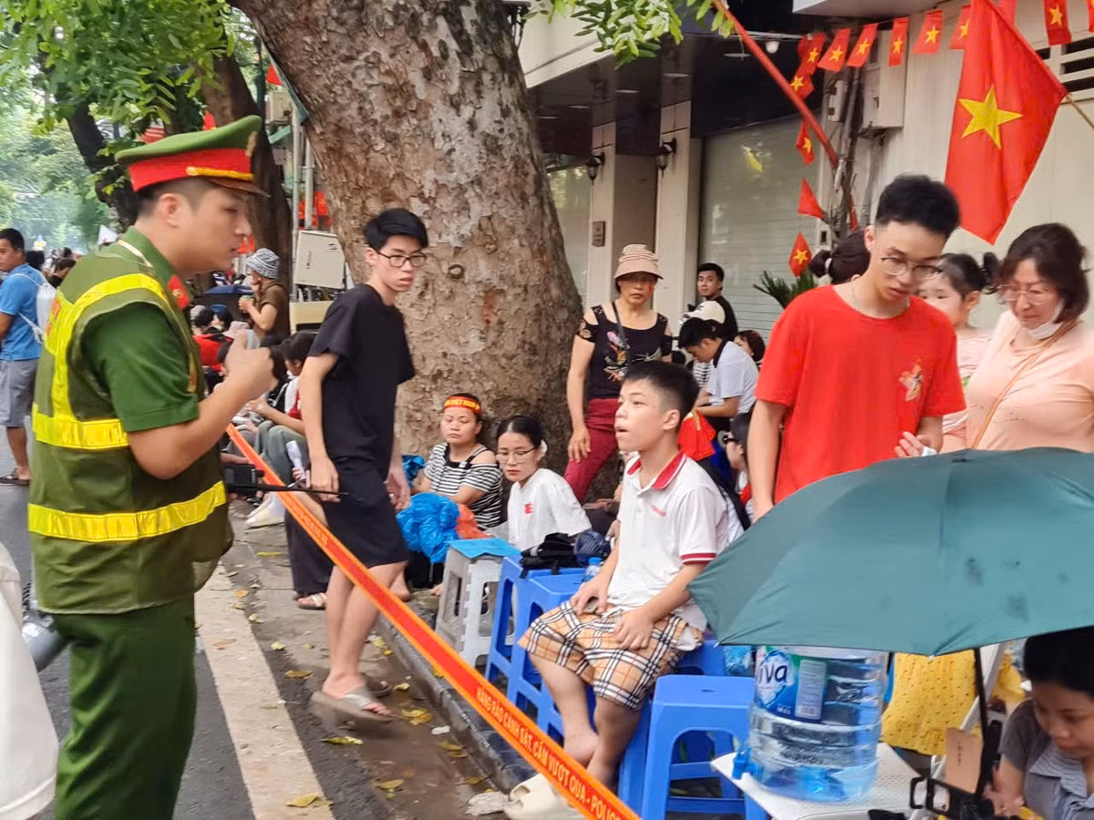 Lực lượng chức năng nhiệt tình hướng dẫn bà con tuân thủ đúng quy định, không ngồi tràn ra đường.