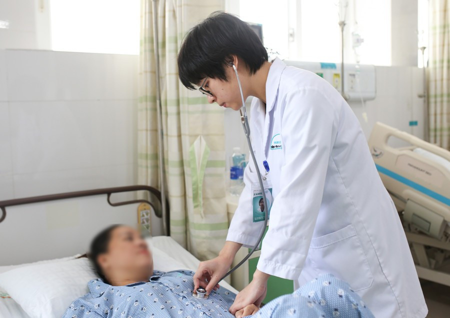 Bác sĩ thăm khám cho bệnh nhân V. sau khi phẫu thuật/Ảnh GD&amp;TĐ.