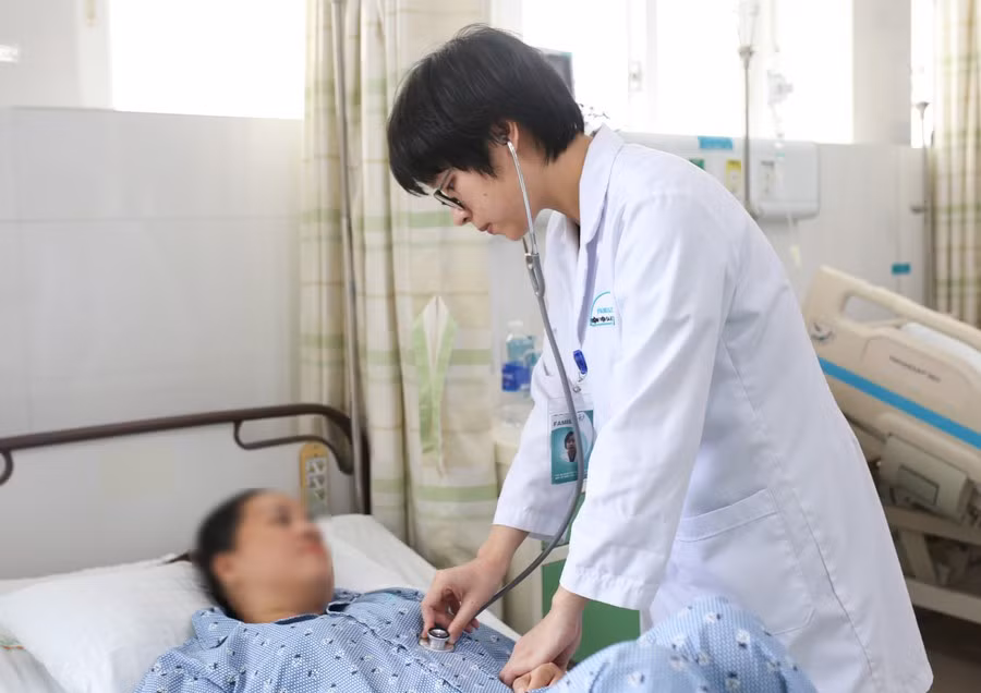 Bác sĩ thăm khám cho bệnh nhân V. sau khi phẫu thuật/Ảnh GD&amp;TĐ.