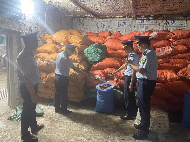 Số chân gà đã sơ chế gồm 6.100 kg.