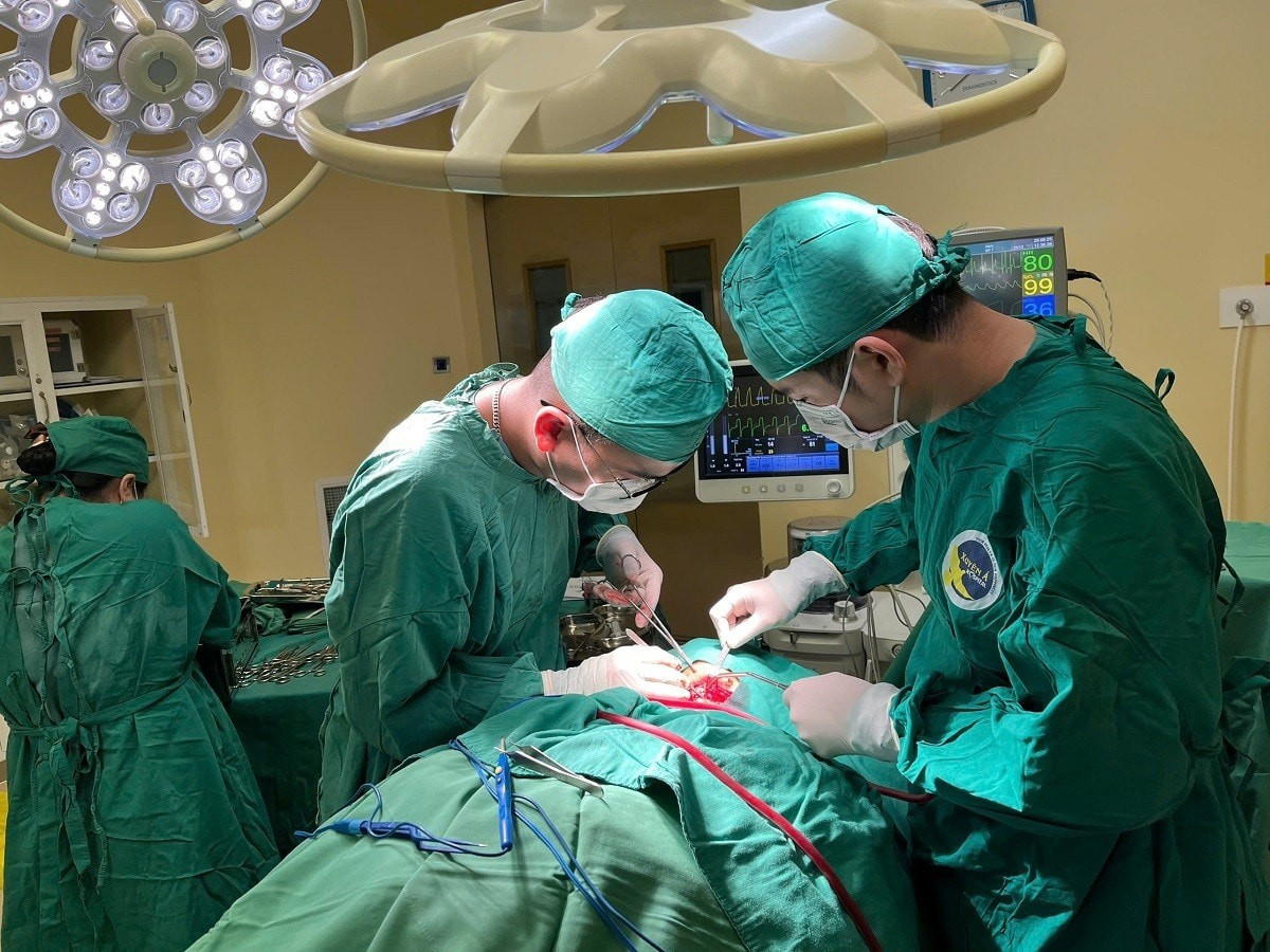 Báo động đỏ nội viện được kích hoạt để cứu sống cụ ông. Ảnh: BV