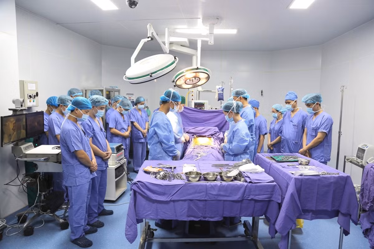 Phút tiễn biệt của đội ngũ y bác sĩ trước khi thực hiện lấy đa tạng từ người hiến tặng. Ảnh: BVCC