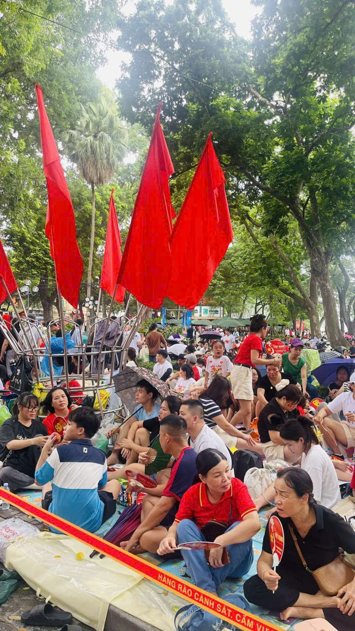 Cô Nhị (áo đen, hàng đầu tiên) đã trải bạt, giữ chỗ ngồi từ đêm hôm qua (31/8).