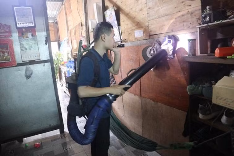 Phun thuốc diệt muỗi phòng chống sốt xuất huyết ở Khánh Hòa. Ảnh SKĐS