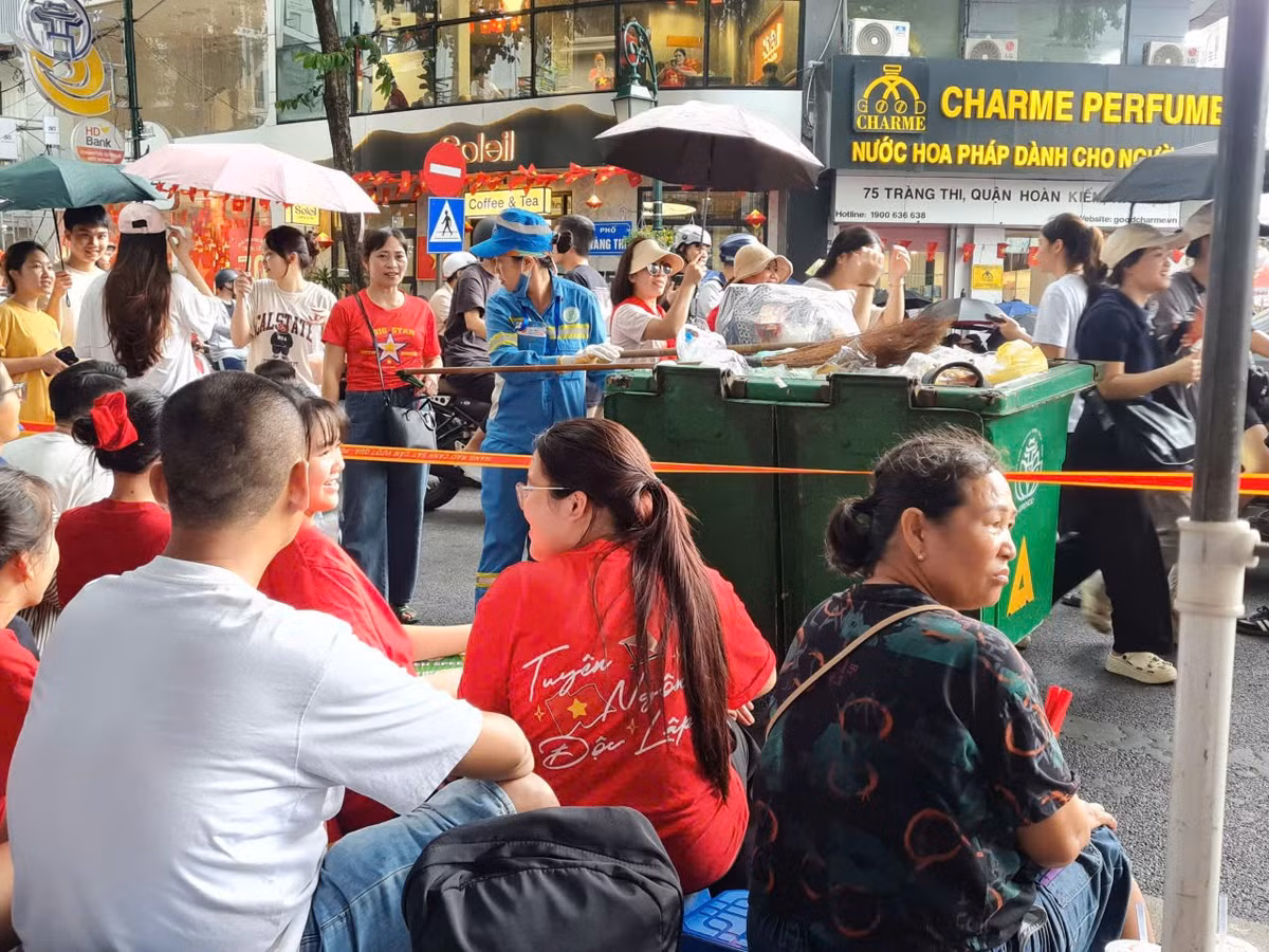 Xe rác thi thoảng lại đi thu gom, tránh tình trạng bà con vứt rác bừa bãi.