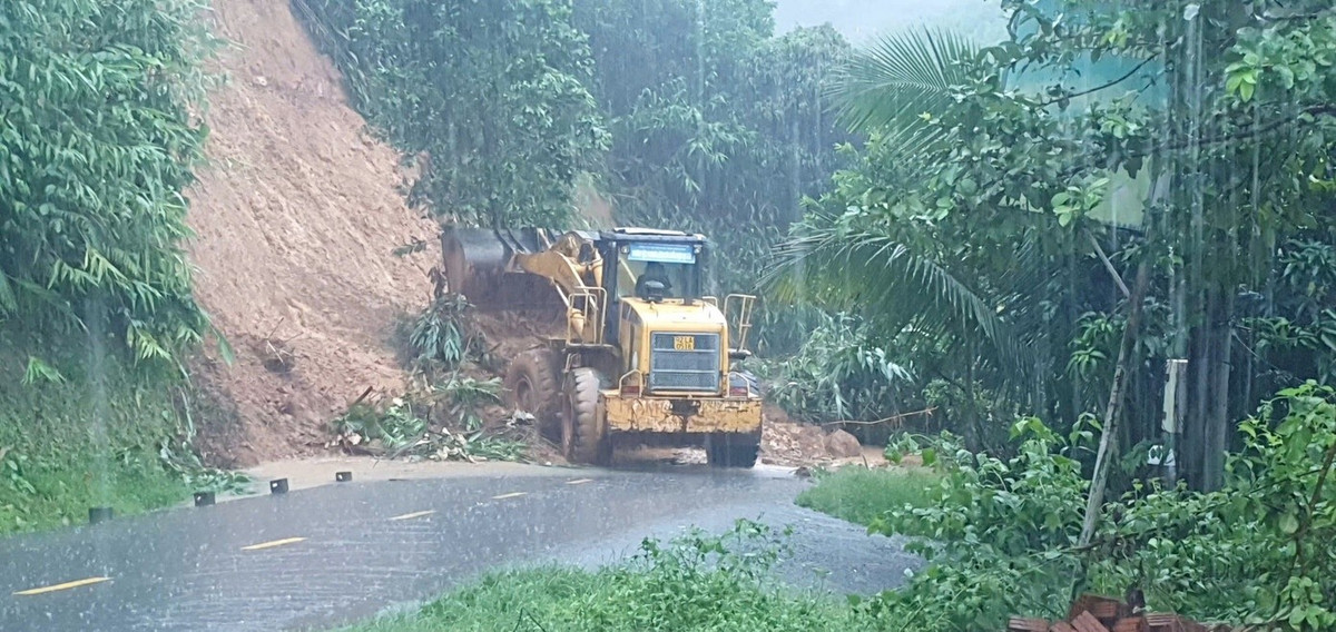 Lực lượng chức năng khẩn trương khắc phục điểm sạt lở, tổ chức di dời dân đến vùng an toàn trước nguy cơ mưa lớn gây nguy hiểm.