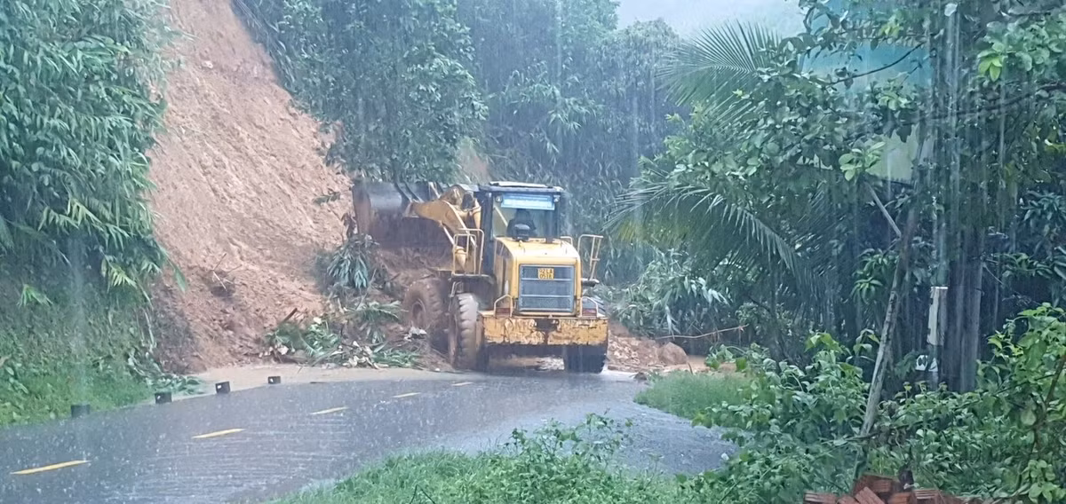 Lực lượng chức năng khẩn trương khắc phục điểm sạt lở, tổ chức di dời dân đến vùng an toàn trước nguy cơ mưa lớn gây nguy hiểm.