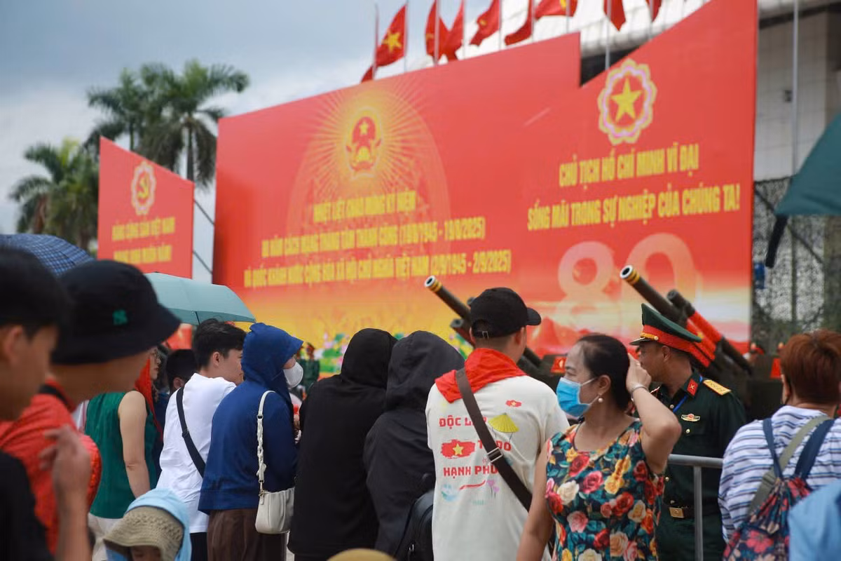 Một số hình ảnh do PV Báo Tri thức và Cuộc sống ghi lại vào chiều 1/9.