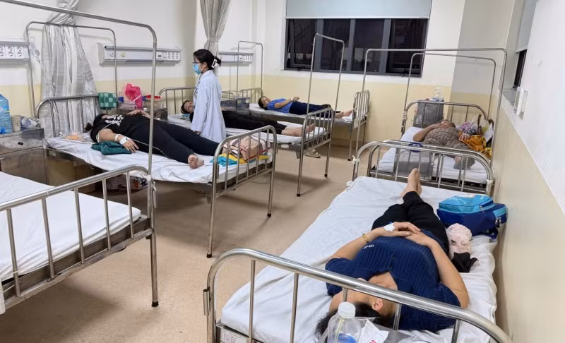 Các công nhân nhập viện cấp cứu tại Bệnh viện Đa khoa khu vực Hóc Môn, nghi ngộ độc thực phẩm/ Ảnh CAND